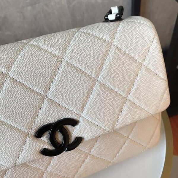 高仿chanel 21早春度假系列AS2303熊貓包翻蓋鏈條包顆粒壓花小牛皮chb13497