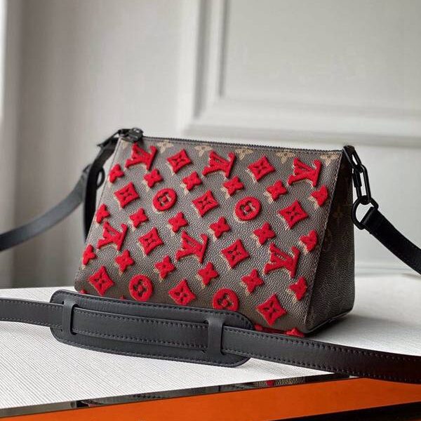 lv原單lv M54330 刺繡紅  三角包由壓紋Monogram Empreinte牛皮裁制而成，此款菱形手袋以醒目的設計為特色。柔軟輕便，時髦休閒，可調節肩帶舒適肩背可肩背，亦可斜挎手提，軟箱包很搶手，迷粉們都在搶佔時尚的先鋒都想要一個VIrgil的軟箱 入手就感覺到了各種好，上身也是超贊的，不管是男女都是很hold住的五金材質選用的是霧黑色金屬件  尺寸：23.0×16.0×14.0。hhlv10003