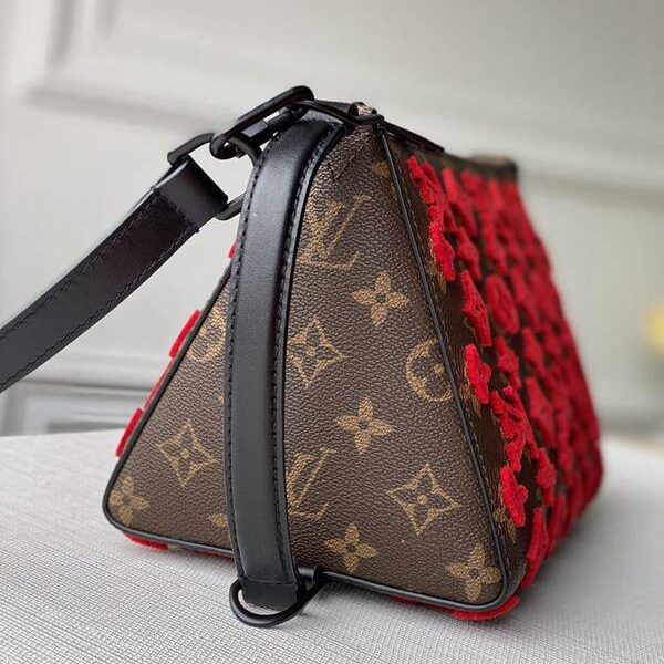 lv原單lv M54330 刺繡紅 三角包由壓紋Monogram Empreinte牛皮裁制而成，此款菱形手袋以醒目的設計為特色。柔軟輕便，時髦休閒，可調節肩帶舒適肩背可肩背，亦可斜挎手提，軟箱包很搶手，迷粉們都在搶佔時尚的先鋒都想要一個VIrgil的軟箱 入手就感覺到了各種好，上身也是超贊的，不管是男女都是很hold住的五金材質選用的是霧黑色金屬件 尺寸：23.0×16.0×14.0。hhlv10003