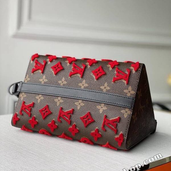 lv原單lv M54330 刺繡紅 三角包由壓紋Monogram Empreinte牛皮裁制而成，此款菱形手袋以醒目的設計為特色。柔軟輕便，時髦休閒，可調節肩帶舒適肩背可肩背，亦可斜挎手提，軟箱包很搶手，迷粉們都在搶佔時尚的先鋒都想要一個VIrgil的軟箱 入手就感覺到了各種好，上身也是超贊的，不管是男女都是很hold住的五金材質選用的是霧黑色金屬件 尺寸：23.0×16.0×14.0。hhlv10003