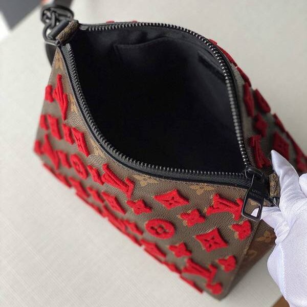 lv原單lv M54330 刺繡紅 三角包由壓紋Monogram Empreinte牛皮裁制而成，此款菱形手袋以醒目的設計為特色。柔軟輕便，時髦休閒，可調節肩帶舒適肩背可肩背，亦可斜挎手提，軟箱包很搶手，迷粉們都在搶佔時尚的先鋒都想要一個VIrgil的軟箱 入手就感覺到了各種好，上身也是超贊的，不管是男女都是很hold住的五金材質選用的是霧黑色金屬件 尺寸：23.0×16.0×14.0。hhlv10003
