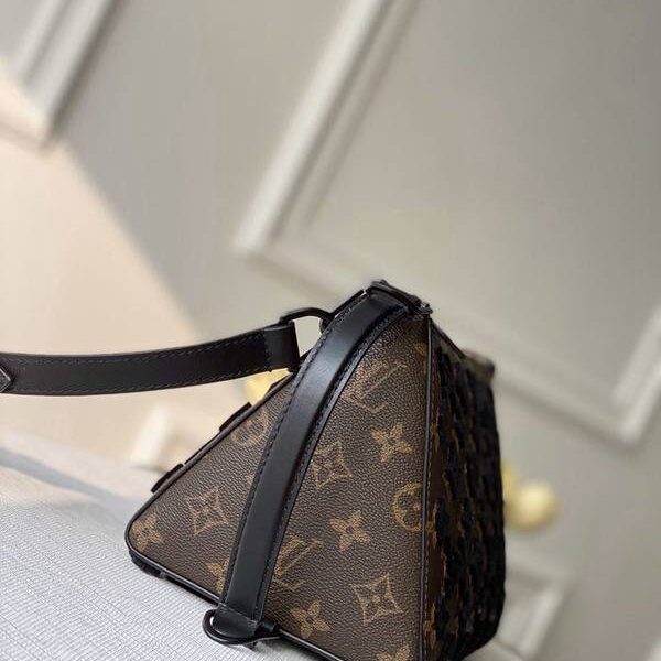 a貨路易威登原單 M54330 刺繡黑 三角包由壓紋Monogram Empreinte牛皮裁制而成，此款菱形手袋以醒目的設計為特色。柔軟輕便，時髦休閒，可調節肩帶舒適肩背可肩背，亦可斜挎手提，軟箱包很搶手，迷粉們都在搶佔時尚的先鋒都想要一個VIrgil的軟箱 入手就感覺到了各種好，上身也是超贊的，不管是男女都是很hold住的五金材質選用的是霧黑色金屬件 尺寸：23.0×16.0×14.0。hhlv10004