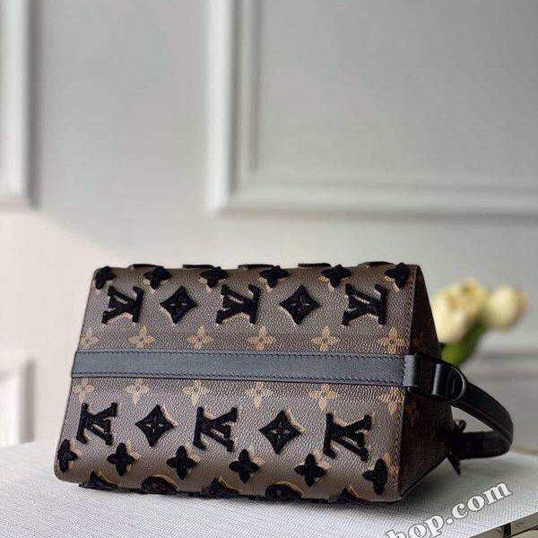 a貨路易威登原單 M54330 刺繡黑 三角包由壓紋Monogram Empreinte牛皮裁制而成，此款菱形手袋以醒目的設計為特色。柔軟輕便，時髦休閒，可調節肩帶舒適肩背可肩背，亦可斜挎手提，軟箱包很搶手，迷粉們都在搶佔時尚的先鋒都想要一個VIrgil的軟箱 入手就感覺到了各種好，上身也是超贊的，不管是男女都是很hold住的五金材質選用的是霧黑色金屬件 尺寸：23.0×16.0×14.0。hhlv10004