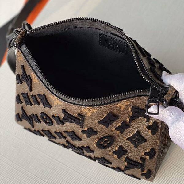 a貨路易威登原單 M54330 刺繡黑 三角包由壓紋Monogram Empreinte牛皮裁制而成，此款菱形手袋以醒目的設計為特色。柔軟輕便，時髦休閒，可調節肩帶舒適肩背可肩背，亦可斜挎手提，軟箱包很搶手，迷粉們都在搶佔時尚的先鋒都想要一個VIrgil的軟箱 入手就感覺到了各種好，上身也是超贊的，不管是男女都是很hold住的五金材質選用的是霧黑色金屬件 尺寸：23.0×16.0×14.0。hhlv10004