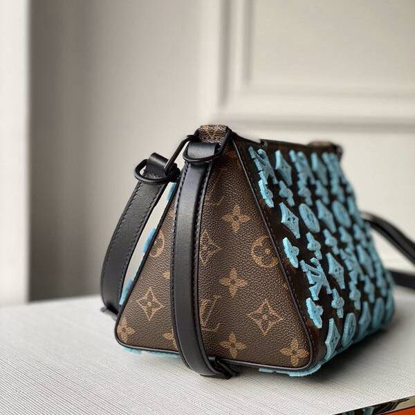 頂級1：1原單 M54330 刺繡藍 三角包由壓紋Monogram Empreinte牛皮裁制而成，此款菱形手袋以醒目的設計為特色。柔軟輕便，時髦休閒，可調節肩帶舒適肩背可肩背，亦可斜挎手提，軟箱包很搶手，迷粉們都在搶佔時尚的先鋒都想要一個VIrgil的軟箱 入手就感覺到了各種好，上身也是超贊的，不管是男女都是很hold住的五金材質選用的是霧黑色金屬件 尺寸：23.0×16.0×14.0。hhlv10005
