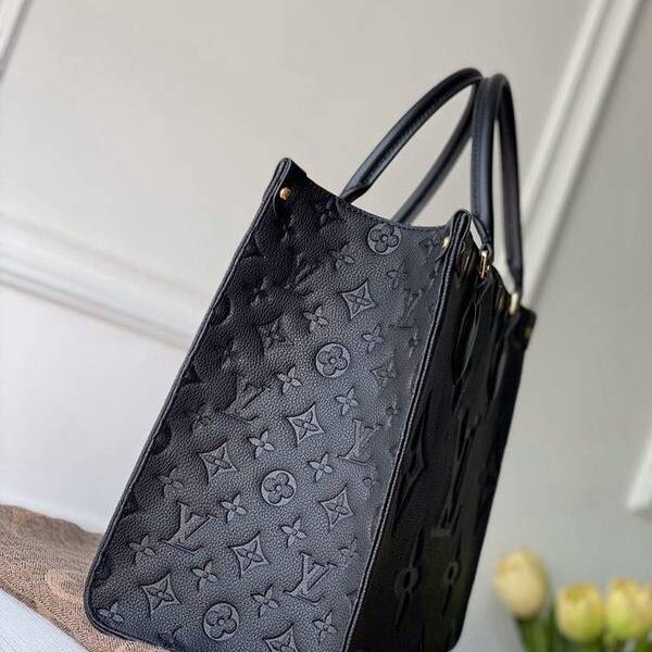 奢侈品包原單 ONTHEGO 手袋M44920 黑壓花小號 尺寸：35-28-15cm (長 x 高 x 寬) 工作、購物或週末出遊，拎起 Onthego 手袋即刻出發。超大號 Monogram 印花對比迷你 Monogram 飾邊，搭配充裕內裏設計，前衛摩登之感不言而喻。hhlv10006