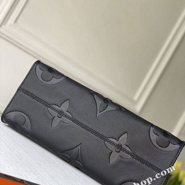奢侈品包原單 ONTHEGO 手袋M44920 黑壓花小號 尺寸：35-28-15cm (長 x 高 x 寬) 工作、購物或週末出遊，拎起 Onthego 手袋即刻出發。超大號 Monogram 印花對比迷你 Monogram 飾邊，搭配充裕內裏設計，前衛摩登之感不言而喻。hhlv10006