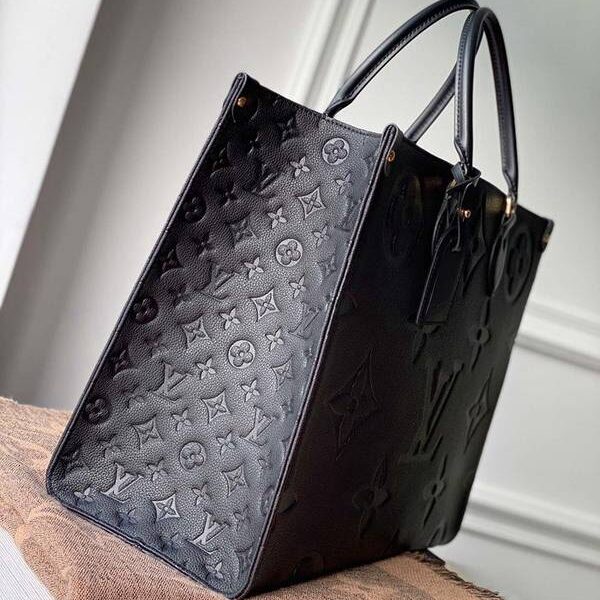 竭誠精品原單 ONTHEGO 手袋M44920 黑壓花 尺寸：41.0 x 34.0 x 19.0 cm (長 x 高 x 寬) 工作、購物或週末出遊，拎起 Onthego 手袋即刻出發。超大號 Monogram 印花對比迷你 Monogram 飾邊，搭配充裕內裏設計，前衛摩登之感不言而喻。hhlv10007