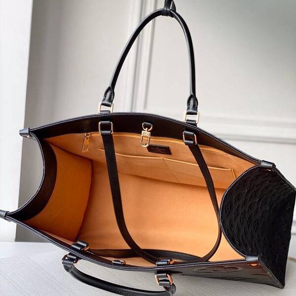 竭誠精品原單 ONTHEGO 手袋M44920 黑壓花 尺寸：41.0 x 34.0 x 19.0 cm (長 x 高 x 寬) 工作、購物或週末出遊，拎起 Onthego 手袋即刻出發。超大號 Monogram 印花對比迷你 Monogram 飾邊，搭配充裕內裏設計，前衛摩登之感不言而喻。hhlv10007