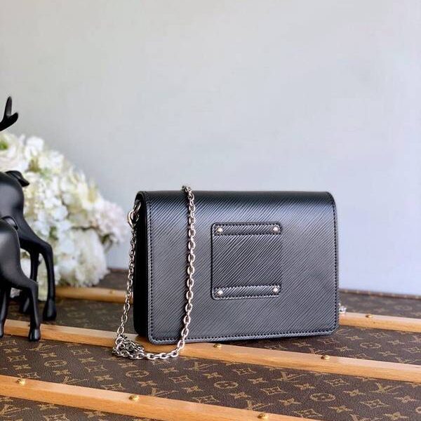 最高等級原單M68560 TWIST BELT 鏈條包 以 Epi 皮革打造多件合一的設計：輕挽手中，中號水波紋大logo鏈條發財包 或系上鏈條懸掛於肩頭，又或系在腰間輕鬆隨行。搭配標誌性Twist 扭鎖，輕輕一扭，即可安全開合。 尺寸：19.0x 13.5x 4.2 cmhhlv10010