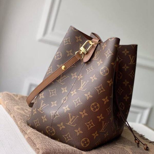 奢侈品原單新色M44887 Gaston-Louis Vuitton 於 1932 年專為承運香檳酒設計的酒袋邂逅當代潮流，化身蘊含傳承之美的 NéoNoé 水桶包。Monogram 帆布勾勒柔和線條，搭配彩色皮革飾邊與同色多層粘合內襯。詳細特徵 26.0x 26.0x 17.5 cm (長x 高x 寬) Monogram 塗層帆布 光滑牛皮飾邊 超細纖維內襯 可拆卸、可調節按扣肩帶，可肩背或斜挎 抽繩 金屬孔眼 隔層 中央拉鏈貼袋hhlv10020
