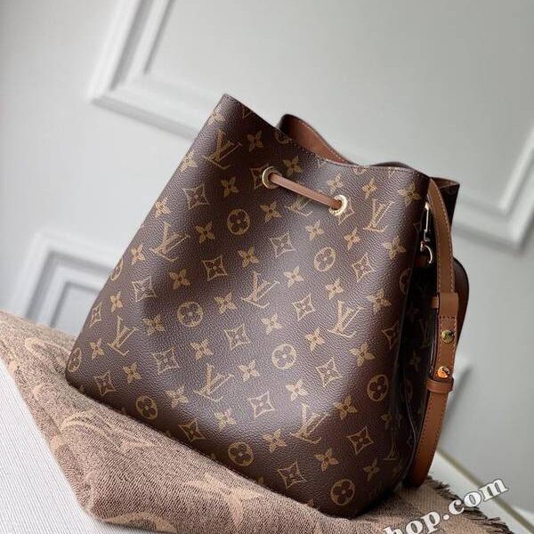 奢侈品原單新色M44887 Gaston-Louis Vuitton 於 1932 年專為承運香檳酒設計的酒袋邂逅當代潮流，化身蘊含傳承之美的 NéoNoé 水桶包。Monogram 帆布勾勒柔和線條，搭配彩色皮革飾邊與同色多層粘合內襯。詳細特徵 26.0x 26.0x 17.5 cm (長x 高x 寬) Monogram 塗層帆布 光滑牛皮飾邊 超細纖維內襯 可拆卸、可調節按扣肩帶，可肩背或斜挎 抽繩 金屬孔眼 隔層 中央拉鏈貼袋hhlv10020