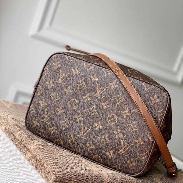 奢侈品原單新色M44887 Gaston-Louis Vuitton 於 1932 年專為承運香檳酒設計的酒袋邂逅當代潮流，化身蘊含傳承之美的 NéoNoé 水桶包。Monogram 帆布勾勒柔和線條，搭配彩色皮革飾邊與同色多層粘合內襯。詳細特徵 26.0x 26.0x 17.5 cm (長x 高x 寬) Monogram 塗層帆布 光滑牛皮飾邊 超細纖維內襯 可拆卸、可調節按扣肩帶，可肩背或斜挎 抽繩 金屬孔眼 隔層 中央拉鏈貼袋hhlv10020