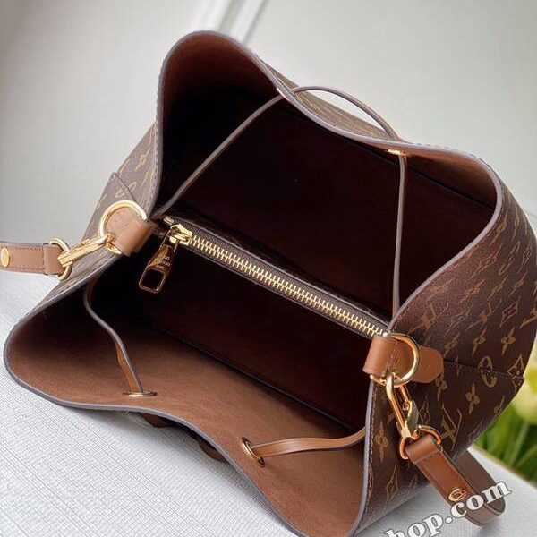 奢侈品原單新色M44887 Gaston-Louis Vuitton 於 1932 年專為承運香檳酒設計的酒袋邂逅當代潮流，化身蘊含傳承之美的 NéoNoé 水桶包。Monogram 帆布勾勒柔和線條，搭配彩色皮革飾邊與同色多層粘合內襯。詳細特徵 26.0x 26.0x 17.5 cm (長x 高x 寬) Monogram 塗層帆布 光滑牛皮飾邊 超細纖維內襯 可拆卸、可調節按扣肩帶，可肩背或斜挎 抽繩 金屬孔眼 隔層 中央拉鏈貼袋hhlv10020