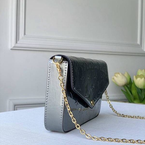 竭誠精品原單 POCHETTE FELICIE 鏈條包 M68648 Monogram 壓紋圖案在 Monogram Vernis 漆光小牛皮的瑩澤中浮現，令 Pochette Félicie 鏈條包更顯優雅。靈活的信封式設計搭配可拆卸內袋和可拆卸鏈條，肩背手拿隨心轉換。 21.0 x 12.0 x 3.0 cm。hhlv10021