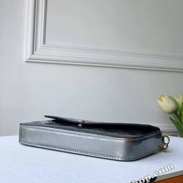 竭誠精品原單 POCHETTE FELICIE 鏈條包 M68648 Monogram 壓紋圖案在 Monogram Vernis 漆光小牛皮的瑩澤中浮現，令 Pochette Félicie 鏈條包更顯優雅。靈活的信封式設計搭配可拆卸內袋和可拆卸鏈條，肩背手拿隨心轉換。 21.0 x 12.0 x 3.0 cm。hhlv10021