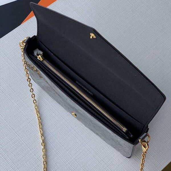 竭誠精品原單 POCHETTE FELICIE 鏈條包 M68648 Monogram 壓紋圖案在 Monogram Vernis 漆光小牛皮的瑩澤中浮現，令 Pochette Félicie 鏈條包更顯優雅。靈活的信封式設計搭配可拆卸內袋和可拆卸鏈條，肩背手拿隨心轉換。 21.0 x 12.0 x 3.0 cm。hhlv10021