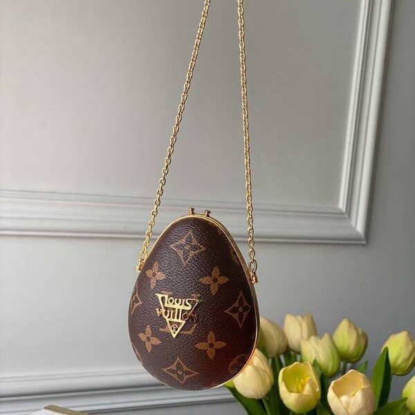 頂級高仿原單lv Egg 小盒子在 Monogram 帆布包覆金屬與柔軟皮革的融合中釋放優雅意趣，點綴 2020 早春系列的路易威登標識。MP2588  詳細特徵  Monogram 帆布 皮革 鈕扣開合 彈簧扣鏈條hhlv10022