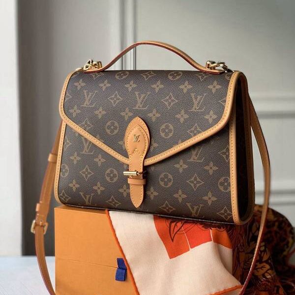 奢侈品1：1原單  M44919 大號 這款復古時尚的lv Ivy手袋是Nicolas Ghesquière在2020初春系列時裝展的焦點之作，設計靈感源自1994年的Bel Air手袋，以Monogram帆布及天然牛皮製成，散發「復古書包」風格，皮革開合扣亦綴有lv標誌等時尚嶄新細節，除了可像時裝展上作手提攜帶，也可使用肩帶免提攜帶。尺寸 29×24×10 (長度 x 高度 x 闊度)  Monogram塗層帆布 天然牛皮飾邊 微纖維襯裡 金色金屬件 頂部手提手柄 可拆式可調節長度肩帶皮革開合扣綴有lv標誌 翻蓋配有搭扣 背面內貼袋hhlv10037
