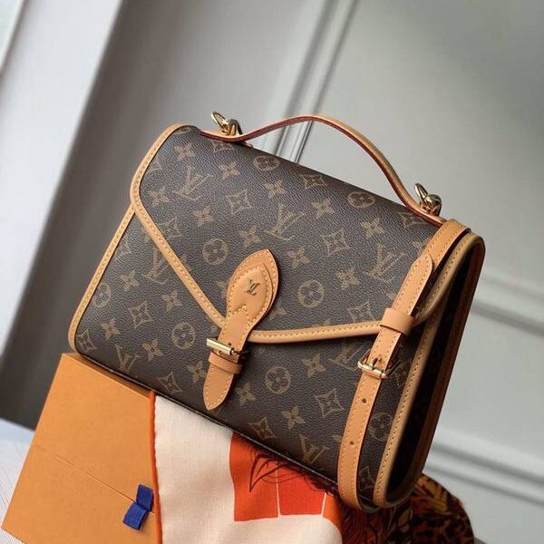 奢侈品1：1原單 M44919 大號 這款復古時尚的lv Ivy手袋是Nicolas Ghesquière在2020初春系列時裝展的焦點之作，設計靈感源自1994年的Bel Air手袋，以Monogram帆布及天然牛皮製成，散發「復古書包」風格，皮革開合扣亦綴有lv標誌等時尚嶄新細節，除了可像時裝展上作手提攜帶，也可使用肩帶免提攜帶。尺寸 29×24×10 (長度 x 高度 x 闊度) Monogram塗層帆布 天然牛皮飾邊 微纖維襯裡 金色金屬件 頂部手提手柄 可拆式可調節長度肩帶皮革開合扣綴有lv標誌 翻蓋配有搭扣 背面內貼袋hhlv10037