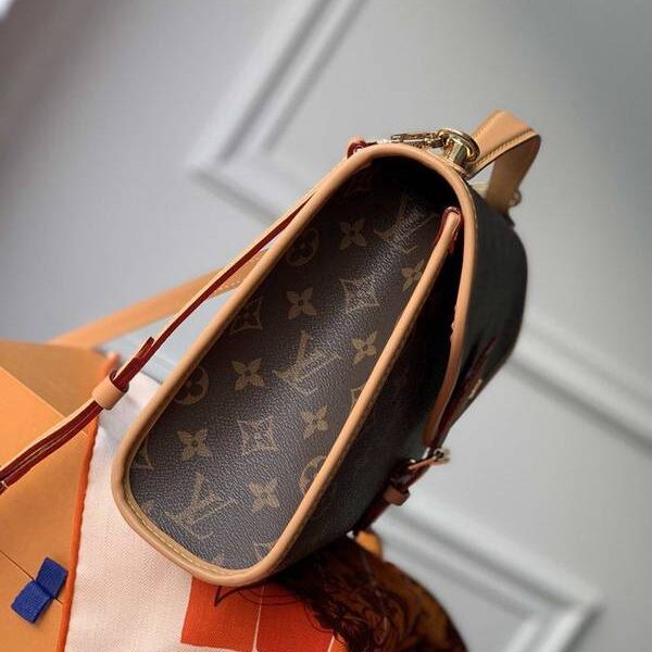 奢侈品1：1原單 M44919 大號 這款復古時尚的lv Ivy手袋是Nicolas Ghesquière在2020初春系列時裝展的焦點之作，設計靈感源自1994年的Bel Air手袋，以Monogram帆布及天然牛皮製成，散發「復古書包」風格，皮革開合扣亦綴有lv標誌等時尚嶄新細節，除了可像時裝展上作手提攜帶，也可使用肩帶免提攜帶。尺寸 29×24×10 (長度 x 高度 x 闊度) Monogram塗層帆布 天然牛皮飾邊 微纖維襯裡 金色金屬件 頂部手提手柄 可拆式可調節長度肩帶皮革開合扣綴有lv標誌 翻蓋配有搭扣 背面內貼袋hhlv10037