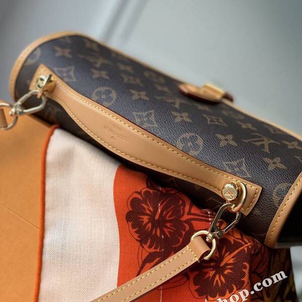 奢侈品1：1原單 M44919 大號 這款復古時尚的lv Ivy手袋是Nicolas Ghesquière在2020初春系列時裝展的焦點之作，設計靈感源自1994年的Bel Air手袋，以Monogram帆布及天然牛皮製成，散發「復古書包」風格，皮革開合扣亦綴有lv標誌等時尚嶄新細節，除了可像時裝展上作手提攜帶，也可使用肩帶免提攜帶。尺寸 29×24×10 (長度 x 高度 x 闊度) Monogram塗層帆布 天然牛皮飾邊 微纖維襯裡 金色金屬件 頂部手提手柄 可拆式可調節長度肩帶皮革開合扣綴有lv標誌 翻蓋配有搭扣 背面內貼袋hhlv10037