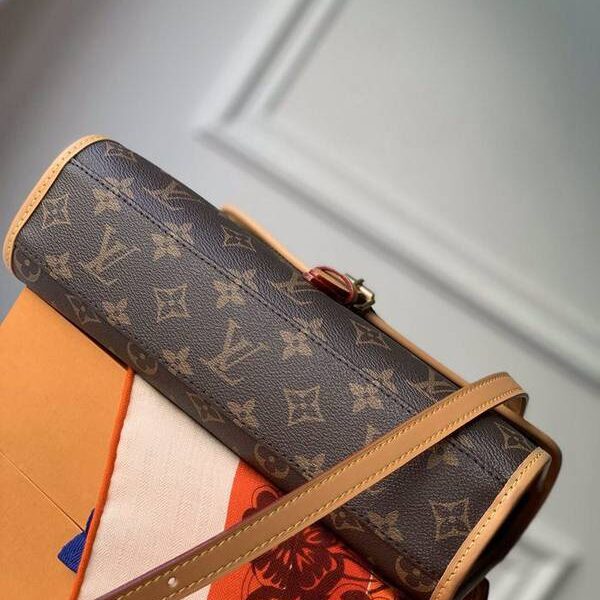 奢侈品1：1原單 M44919 大號 這款復古時尚的lv Ivy手袋是Nicolas Ghesquière在2020初春系列時裝展的焦點之作，設計靈感源自1994年的Bel Air手袋，以Monogram帆布及天然牛皮製成，散發「復古書包」風格，皮革開合扣亦綴有lv標誌等時尚嶄新細節，除了可像時裝展上作手提攜帶，也可使用肩帶免提攜帶。尺寸 29×24×10 (長度 x 高度 x 闊度) Monogram塗層帆布 天然牛皮飾邊 微纖維襯裡 金色金屬件 頂部手提手柄 可拆式可調節長度肩帶皮革開合扣綴有lv標誌 翻蓋配有搭扣 背面內貼袋hhlv10037