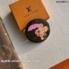竭誠精品【頂級原單M68485 零錢包】新品PORTE MONNAIE ROND 零錢包此款Porte Monnaie Rond零錢包採用Monogram帆布面料，雨傘圖案洋溢著冬季假日的悠閒氣息，是2018年耶誕節的理想佳禮。此款可愛風圓形零錢包，設計小巧，可輕鬆放入任何尺寸的口袋或包袋。專櫃￥2,800 9.0 x 9.0 x 1.0 cmhhlv10075