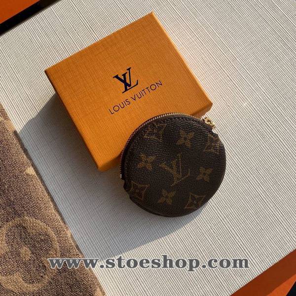 高仿包包批發【頂級原單M68485 零錢包】新品 PORTE MONNAIE ROND 零錢包此款Porte Monnaie Rond零錢包採用Monogram帆布面料,滑雪熊群圖案洋溢著冬季假日的悠閒氣息,是2018年耶誕節的理想佳禮。此款可愛風圓形零錢包,設計小巧,可輕鬆放入任何尺寸的口袋或包袋。專櫃¥2,800 9.0 x 9.0 x 1.0 cmhhlv10080 2 高仿包包批發【頂級原單M68485 零錢包】新品 PORTE MONNAIE ROND 零錢包此款Porte Monnaie Rond零錢包採用Monogram帆布面料,滑雪熊群圖案洋溢著冬季假日的悠閒氣息,是2018年耶誕節的理想佳禮。此款可愛風圓形零錢包,設計小巧,可輕鬆放入任何尺寸的口袋或包袋。專櫃¥2,800 9.0 x 9.0 x 1.0 cmhhlv10080