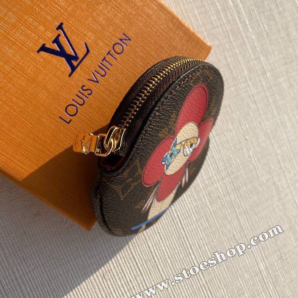 高仿包包批發【頂級原單M68485 零錢包】新品 PORTE MONNAIE ROND 零錢包此款Porte Monnaie Rond零錢包採用Monogram帆布面料,滑雪熊群圖案洋溢著冬季假日的悠閒氣息,是2018年耶誕節的理想佳禮。此款可愛風圓形零錢包,設計小巧,可輕鬆放入任何尺寸的口袋或包袋。專櫃¥2,800 9.0 x 9.0 x 1.0 cmhhlv10080 3 高仿包包批發【頂級原單M68485 零錢包】新品 PORTE MONNAIE ROND 零錢包此款Porte Monnaie Rond零錢包採用Monogram帆布面料,滑雪熊群圖案洋溢著冬季假日的悠閒氣息,是2018年耶誕節的理想佳禮。此款可愛風圓形零錢包,設計小巧,可輕鬆放入任何尺寸的口袋或包袋。專櫃¥2,800 9.0 x 9.0 x 1.0 cmhhlv10080