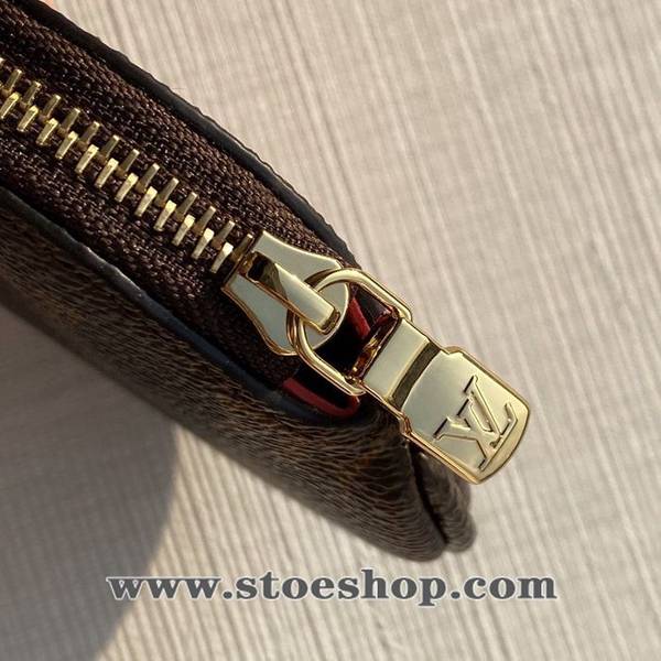 高仿包包批發【頂級原單M68485 零錢包】新品 PORTE MONNAIE ROND 零錢包此款Porte Monnaie Rond零錢包採用Monogram帆布面料,滑雪熊群圖案洋溢著冬季假日的悠閒氣息,是2018年耶誕節的理想佳禮。此款可愛風圓形零錢包,設計小巧,可輕鬆放入任何尺寸的口袋或包袋。專櫃¥2,800 9.0 x 9.0 x 1.0 cmhhlv10080 4 高仿包包批發【頂級原單M68485 零錢包】新品 PORTE MONNAIE ROND 零錢包此款Porte Monnaie Rond零錢包採用Monogram帆布面料,滑雪熊群圖案洋溢著冬季假日的悠閒氣息,是2018年耶誕節的理想佳禮。此款可愛風圓形零錢包,設計小巧,可輕鬆放入任何尺寸的口袋或包袋。專櫃¥2,800 9.0 x 9.0 x 1.0 cmhhlv10080