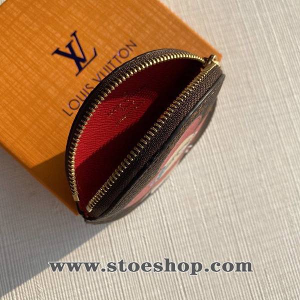 高仿包包批發【頂級原單M68485 零錢包】新品 PORTE MONNAIE ROND 零錢包此款Porte Monnaie Rond零錢包採用Monogram帆布面料,滑雪熊群圖案洋溢著冬季假日的悠閒氣息,是2018年耶誕節的理想佳禮。此款可愛風圓形零錢包,設計小巧,可輕鬆放入任何尺寸的口袋或包袋。專櫃¥2,800 9.0 x 9.0 x 1.0 cmhhlv10080 6 高仿包包批發【頂級原單M68485 零錢包】新品 PORTE MONNAIE ROND 零錢包此款Porte Monnaie Rond零錢包採用Monogram帆布面料,滑雪熊群圖案洋溢著冬季假日的悠閒氣息,是2018年耶誕節的理想佳禮。此款可愛風圓形零錢包,設計小巧,可輕鬆放入任何尺寸的口袋或包袋。專櫃¥2,800 9.0 x 9.0 x 1.0 cmhhlv10080