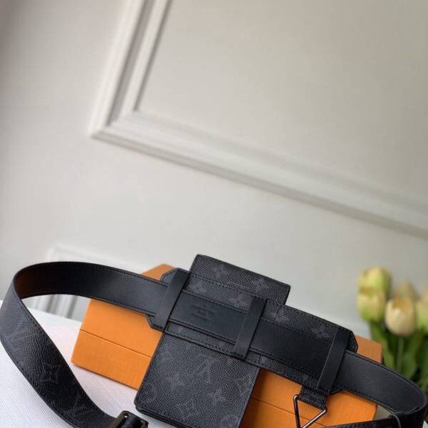 頂級高仿原單 M0235Q 黑花 Utility 腰帶取材 Monogram Eclipse 帆布，運動風格元素的融入令經典迸發活力：滑動設計可輕鬆調節尺寸，可拆卸小袋可收納手機、筆和卡片。詳細特徵110.0x 35.0 cm Monogram Eclipse 帆布無紋小牛皮內襯按壓式金屬搭扣滑動調整尺寸可拆卸手機袋，配有卡片夾層，筆夾，鑰匙圈 尺寸 100 110 115三個尺寸 0420hhlv10090