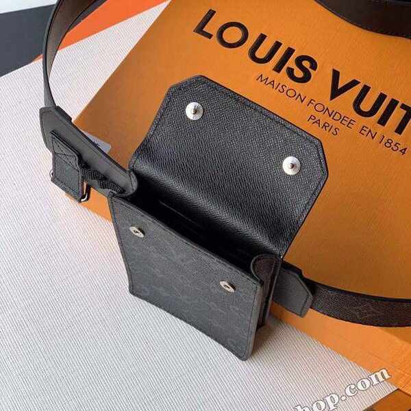 頂級高仿原單 M0235Q 黑花 Utility 腰帶取材 Monogram Eclipse 帆布，運動風格元素的融入令經典迸發活力：滑動設計可輕鬆調節尺寸，可拆卸小袋可收納手機、筆和卡片。詳細特徵110.0x 35.0 cm Monogram Eclipse 帆布無紋小牛皮內襯按壓式金屬搭扣滑動調整尺寸可拆卸手機袋，配有卡片夾層，筆夾，鑰匙圈 尺寸 100 110 115三個尺寸 0420hhlv10090