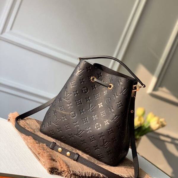 高仿精品批發頂級原單 M45256 黑色 NéoNoé 中號水桶包取材 Monogram Empreinte 壓紋皮革hhlv10547