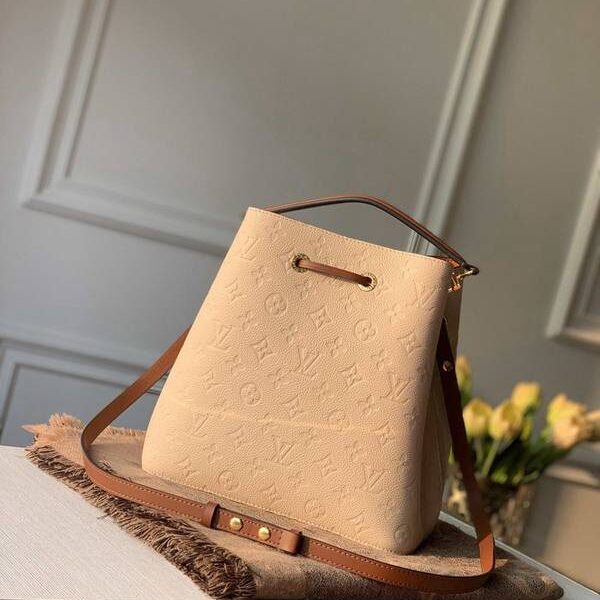 高仿包頂級原單 M45307 奶白色 NéoNoé 中號水桶包取材 Monogram Empreinte 壓紋皮革hhlv10548