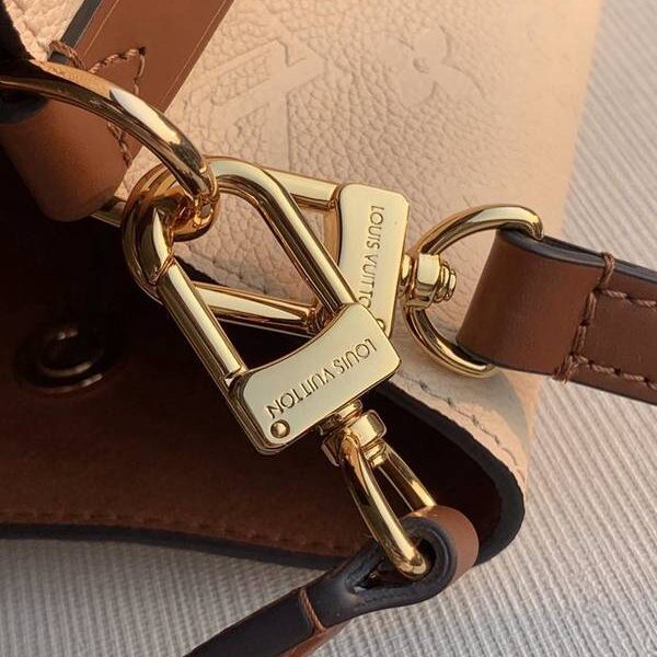 高仿包頂級原單 M45307 奶白色 NéoNoé 中號水桶包取材 Monogram Empreinte 壓紋皮革hhlv10548