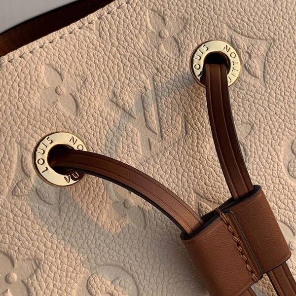 高仿包頂級原單 M45307 奶白色 NéoNoé 中號水桶包取材 Monogram Empreinte 壓紋皮革hhlv10548