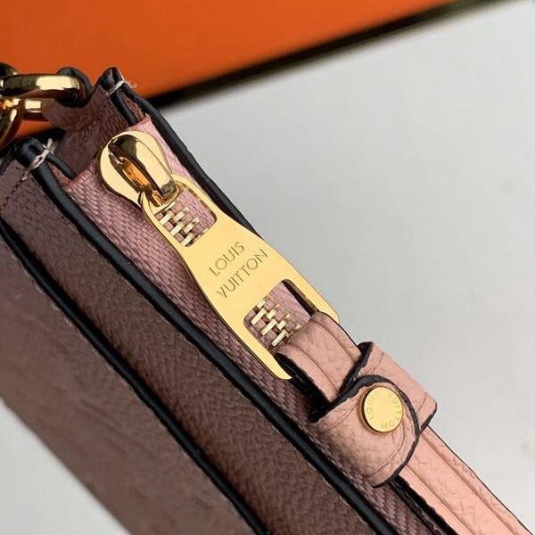 LV 手拿包粉色壓花Monogram Empreinte