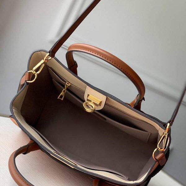 頂級高仿原單 M56077黃色 On My Side 手袋細粒面小牛皮經典 Monogram 帆布hhlv11491