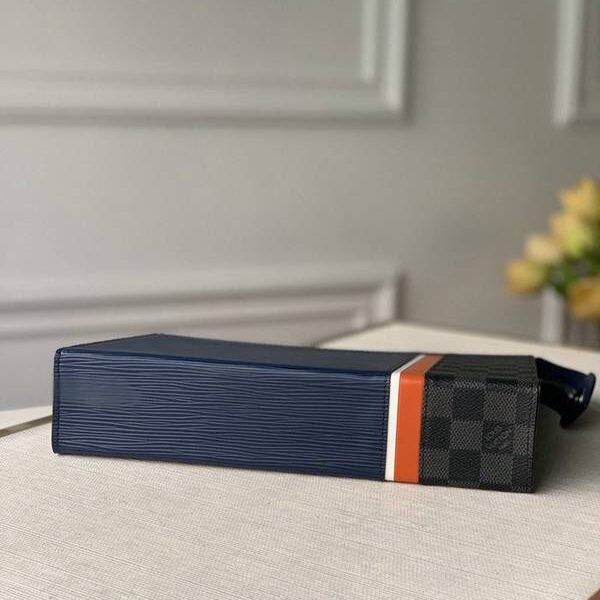 高仿包包POCHETTE VOYAGE 中號手包M56828 Epi皮革和 Damier Graphite 帆布hhlv11924