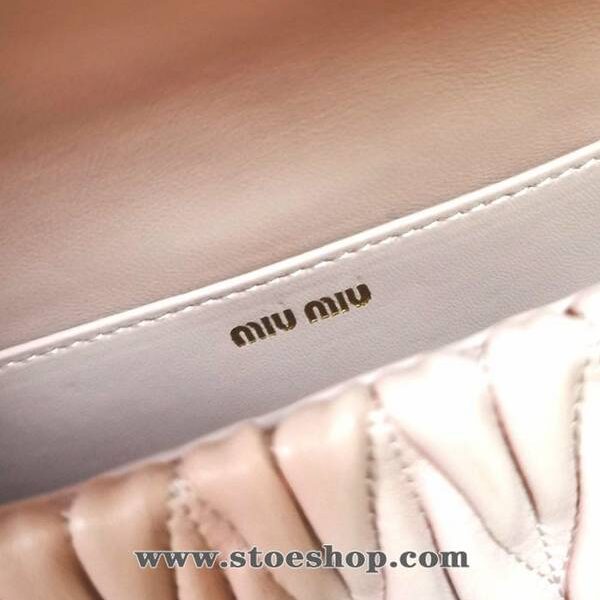 竭誠精品miumiu淺粉5BH095 Matelasse頂級進口小羊皮正面仿水晶珠飾圓環鑽扣blpj12479
