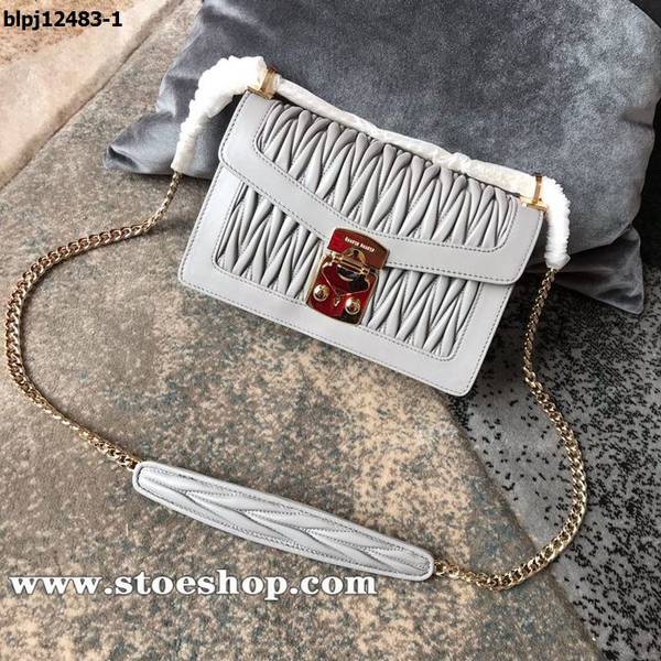 高仿名牌包miumiu淺灰5BD083頂級進口Matelasse小羊皮，小羊皮與金屬鏈拼接長肩帶blpj12483