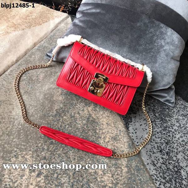 高仿精品批發miumiu大紅5BD083頂級進口Matelasse小羊皮材質，小羊皮與金屬鏈拼接長肩帶blpj12485