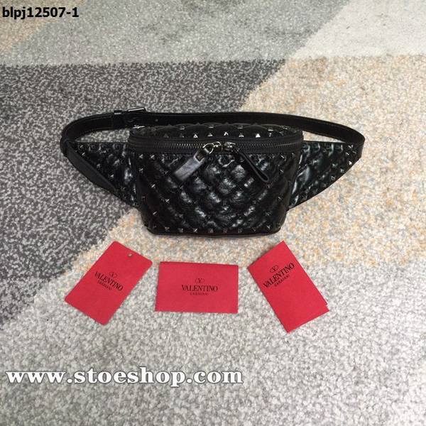 高仿原版Valentino爆裂紋華倫天奴專櫃新款小羊皮腰包Garavani Free Rockstud Spike 軟質小羊皮腰包絎縫小羊皮製造blpj12507