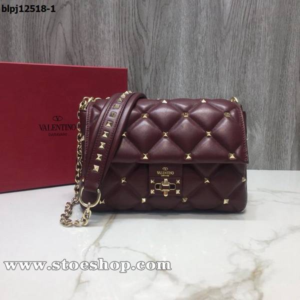 高仿包台灣ValentinoValentino Garavani 小號斜挎包軟質納帕羔羊皮環繞鉑金後處理鉚釘飾邊blpj12518