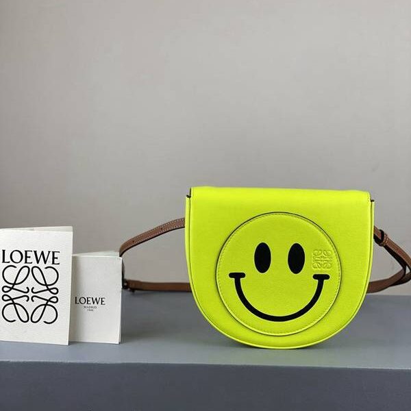 高仿包包批發LOEWE笑臉包Loewe heel由光滑的小牛皮，黑色的手繪邊緣blpj12538