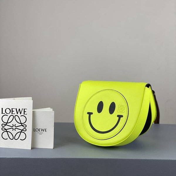 高仿包包批發LOEWE笑臉包Loewe heel由光滑的小牛皮，黑色的手繪邊緣blpj12538