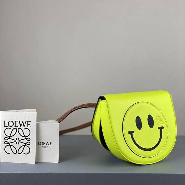 高仿包包批發LOEWE笑臉包Loewe heel由光滑的小牛皮，黑色的手繪邊緣blpj12538