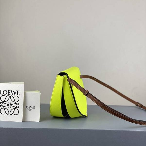 高仿包包批發LOEWE笑臉包Loewe heel由光滑的小牛皮，黑色的手繪邊緣blpj12538